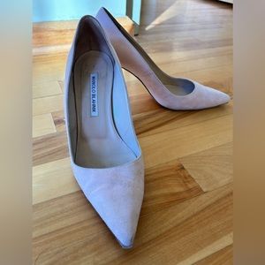 Suede Manolo Blahnik pumps in light pink suede